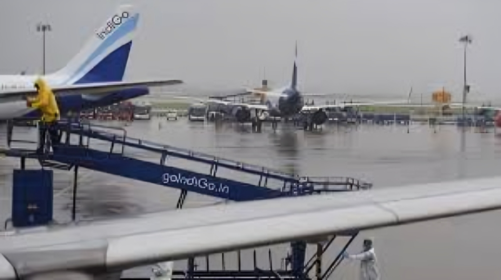 DELHI IGI AIRPORT CATCHES HEAVY RAIN, PASSENGERS ADVISED FOR FLIGHT UPDATES