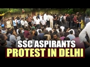 Teachers holding banners outside SSC office in Delhi