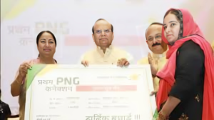 Chief Minister Rekha Gupta presenting a cheque to winning RWA members