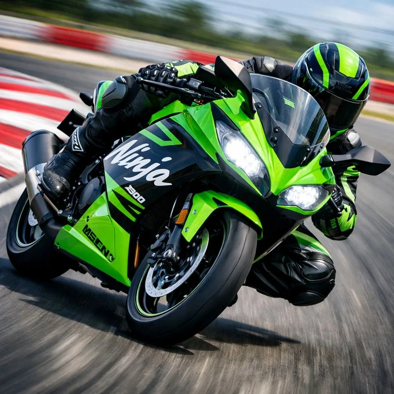 अरे वाह! 'Chhota Bomb' फिर से फट गया, Kawasaki Ninja 300 (2026) लॉन्च हो गयी है मात्र ₹3.17 लाख में, सस्ती कीमत और नए कलर्स देख के KTM और Yamaha वालों की नींद हराम हो गयी है!