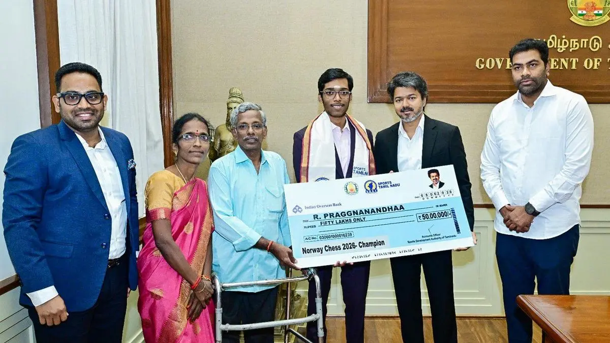“50 लाख का सम्मान और फिर शतरंज की बाजी! Praggnanandhaa ने ऐसा क्या किया कि खुद मुख्यमंत्री भी बैठ गए Chess खेलने”